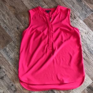 Sleeveless Coral tunic with half zip